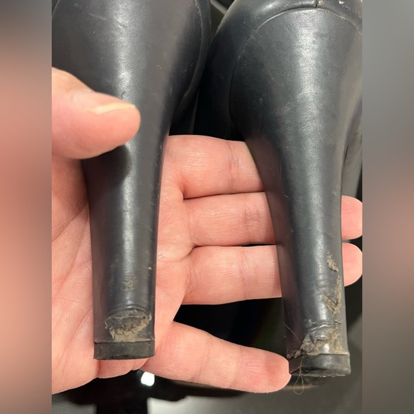 GUCCI  navy Heels with Chain Detail - Picture 7 of 10